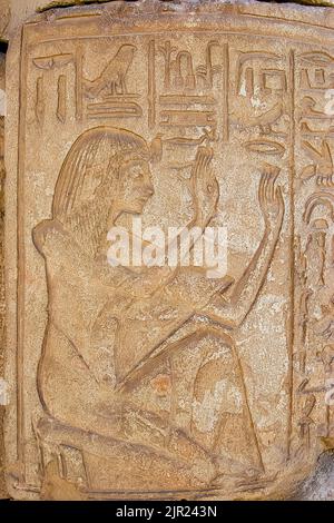 Ägypten, Saqqara, Grab des Horemheb, Reliefs auf Säulen im zweiten Hof : Horemheb (mit einem Uräus hinzugefügt, als er König wurde), die Götter beten. Stockfoto