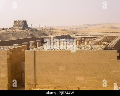 Egypte, Saqqara bei Kairo, New Kingdom Grab von Horemheb, zweiter Pylon und zweiter Hof, mit Säulen. Stockfoto