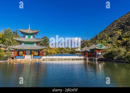 In der Nähe der Altstadt von Lijiang befindet sich der Jade Sprng Park mit dem Jadedrachen-Schneeberg, dem Mond mit Pagode, der Suocui-Brücke und dem Schwarzen Drachenteich in Yunnan... Stockfoto