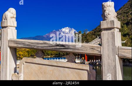 In der Nähe der Altstadt von Lijiang befindet sich der Jade Sprng Park mit dem Jadedrachen-Schneeberg, dem Mond mit Pagode, der Suocui-Brücke und dem Schwarzen Drachenteich in Yunnan... Stockfoto