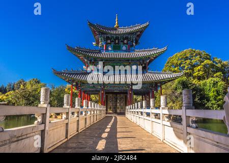 Der Mond umarmt die Pagode im Jade Spring Park, Yu Quan Gong Yuan, in der Nähe des Elefantenhügels, der Altstadt von Lijiang im Bezirk Gucheng, Provinz Yunnan, China Stockfoto