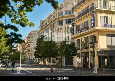 Nizza, Frankreich 20. august 2022: Szene des täglichen Lebens in einer der schönsten und eindrucksvollsten Straßen von Nizza in Frankreich. Stockfoto