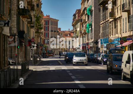 Nizza, Frankreich 20. august 2022: Szene des täglichen Lebens in einer der schönsten und eindrucksvollsten Straßen von Nizza in Frankreich. Stockfoto