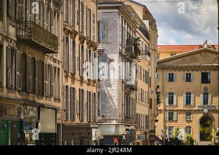 Nizza, Frankreich 20. august 2022: Szene des täglichen Lebens in einer der schönsten und eindrucksvollsten Straßen von Nizza in Frankreich. Stockfoto