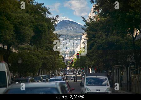 Nizza, Frankreich 20. august 2022: Szene des täglichen Lebens in einer der schönsten und eindrucksvollsten Straßen von Nizza in Frankreich. Stockfoto
