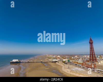 Menschen, die auf Buche in Blackpool liegen, genießen die Hitzewelle mit Familie Stockfoto