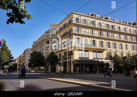 Nizza, Frankreich 20. august 2022: Schöner Blick auf die Straße an einem sonnigen Tag Stockfoto