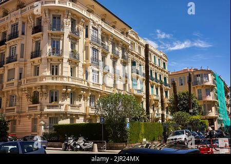 Nice, France 20 august 2022: Barockes Eckgebäude in einer zentralen Straße von Nice mit sehr hellen und mystischen Farben. Stockfoto