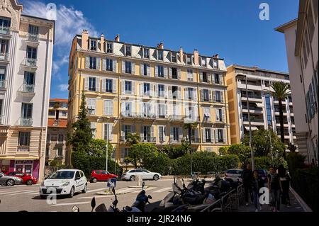 Nizza, Frankreich 20. august 2022: Blick auf einen bunten Palast von Nizza eine Stadt von einzigartigem und unverwechselbarem Architekturstil: Alltagsszene für die Stadt Stockfoto