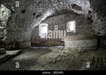 Innenansicht des Moulin de la Foux am Wiederaufleben des Flusses Vis in der Nähe von Vissec, Languedoc-Roussillon, Frankreich Stockfoto