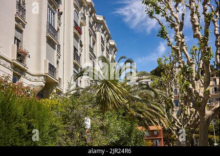 Nizza, Frankreich 20 august 2022: Typisches schönes Gebäude, eingebettet in das Grün der umliegenden Vegetation. Stockfoto