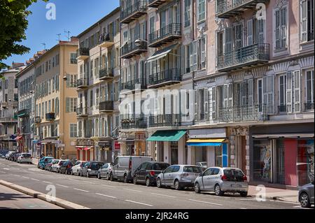 Nizza, Frankreich 20. august 2022: Szene des täglichen Lebens in einer der schönsten und eindrucksvollsten Straßen von Nizza in Frankreich. Stockfoto