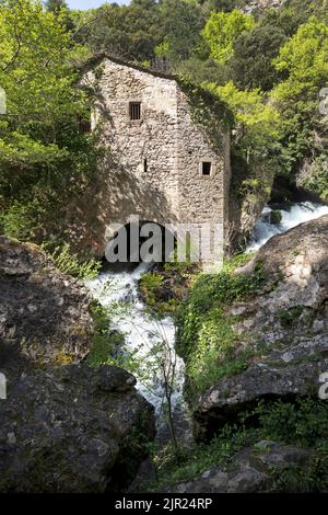 Das Moulin de la Foux am Wiederaufleben des Flusses Vis in der Nähe von Vissec, Languedoc-Roussillon, Frankreich Stockfoto