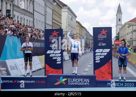 MÜNCHEN, DEUTSCHLAND - 21. AUGUST: Elisa Balsamo aus Italien, Lorena Wiebes aus den Niederlanden, Rachele Barbieri aus Italien während der Medaillenübergabe des Frauen-Straßenrennens bei den Europameisterschaften München 2022 Radfahren am 21. August 2022 in München, Deutschland (Foto: Pim Waslander/Orange Picles) Stockfoto