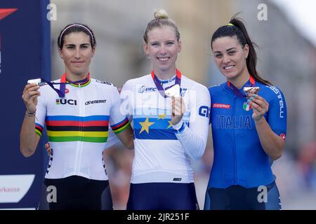 MÜNCHEN, DEUTSCHLAND - 21. AUGUST: Elisa Balsamo aus Italien, Lorena Wiebes aus den Niederlanden, Rachele Barbieri aus Italien während der Medaillenübergabe des Frauen-Straßenrennens bei den Europameisterschaften München 2022 Radfahren am 21. August 2022 in München, Deutschland (Foto: Pim Waslander/Orange Picles) Stockfoto