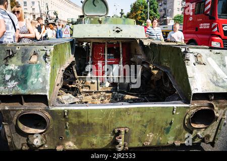 KIEW, UKRAINE - 21. August 2022: Parade vor dem Unabhängigen Tag der Ukraine mit Nahaufnahme der zerstörten militärischen Ausrüstung der russischen Invasoren in der Stockfoto