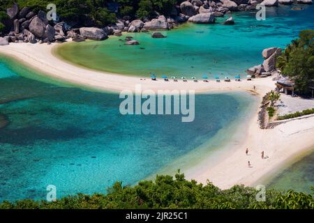 Luftaufnahme der idyllischen tropischen Insel Koh Nang Yuan von ihrem berühmten Aussichtspunkt, Thailand Stockfoto
