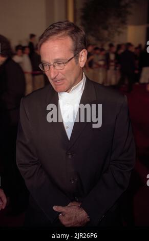 Komiker und Schauspieler Robin Williams während der Anreise der ersten Mark Twain Prize für Humor im Kennedy Center 20. Oktober 1998 in Washington, DC. Die Auszeichnung wurde zu Ehren des Komikers Richard Pryor. Stockfoto