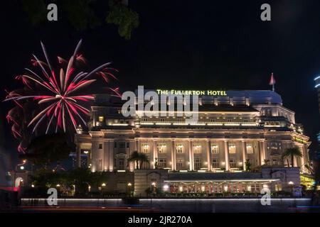 7.. August 2018 - Singapur: Feuerwerk in der Nähe des Fullerton Hotels in Singapur. Stockfoto