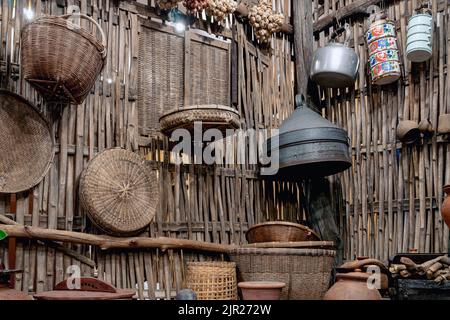 Vielfalt und Arten von Utensilien für das einfache Kochen asiatischer Familien in der Vergangenheit. Einrichtung im traditionellen asiatischen und thailändischen Stil im alten Küchenstil. Antike Küche Stockfoto