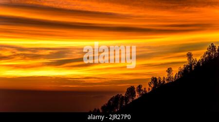 Sonnenaufgang am Ijen Vulkan, Ost-Java, Indonesien Stockfoto