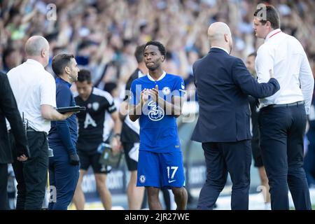 Leeds, Großbritannien. 21. August 2022. Ein niedergeschlagen Raheem Sterling #17 von Chelsea klatscht in die Hände und applaudiert den Anhängern in Vollzeit, nachdem er am 8/21/2022 in Leeds, Großbritannien, gegen Leeds 3-0 verloren hatte. (Foto von James Heaton/News Images/Sipa USA) Quelle: SIPA USA/Alamy Live News Stockfoto