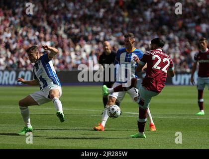 London Stadium, London, Großbritannien. 21. August 2022. Premier League Football West Ham gegen Brighton und Hove Albion: Kaoru Mitoma von Brighton &amp; Hove Albion Schuss wird von Solly March of Brighton &amp; Hove Albion blockiert Credit: Action Plus Sports/Alamy Live News Stockfoto