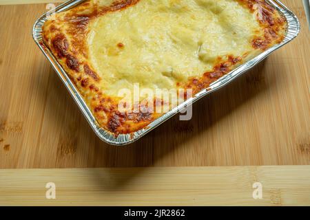 Lasagne aus dem Supermarkt im Ofen gebacken, Draufsicht Stockfoto