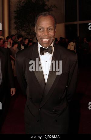 Komiker und Schauspieler Danny Glover bei der Ankunft beim ersten Mark Twain Preis für Humor im Kennedy Center am 20. Oktober 1998 in Washington, DC. Der Preis wurde zu Ehren des Komikers Richard Pryor verliehen. Stockfoto