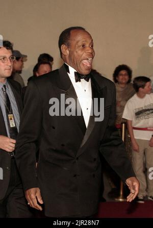 Komiker und Schauspieler Danny Glover bei der Ankunft beim ersten Mark Twain Preis für Humor im Kennedy Center am 20. Oktober 1998 in Washington, DC. Der Preis wurde zu Ehren des Komikers Richard Pryor verliehen. Stockfoto