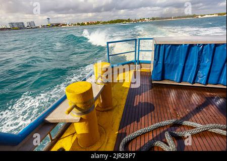 Blick auf ein Stück des Bogens einer Fähre während der Fahrt auf dem Meer vor Cancun in Mexiko Stockfoto