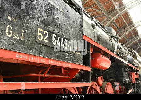 Nahaufnahme einer historischen, traditionellen Lokomotive am Museumsbahnhof Stockfoto