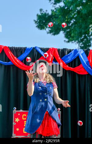 Cosmo's Pop-Up Circus, 5-Ball-Jonglage, Arts Alive Festival, Downtown Langley, British Columbia, Kanada Stockfoto