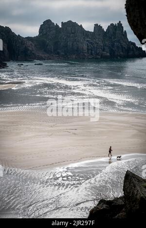 Pedn Vounder Beach in Cornwall, zwischen den Klippen von Treryn Dinas gelegen, mit kristallklarem, türkisfarbenem Wasser und einem wunderschönen weißen Sandstrand Stockfoto