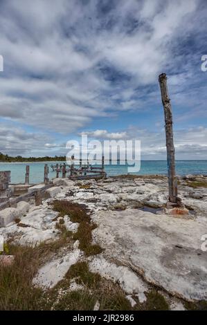 Alte verlassene Anlegestelle am Xpu-Ha Strand in Mexiko Stockfoto