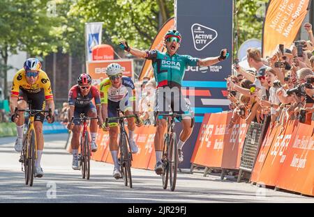 Hamburg, Deutschland. 21. August 2022. Radsport: UCI WorldTour - Cyclassics: Der Österreicher Marco Haller (r) vom Team Bora-hansgrohe gewinnt vor dem Belgier Wout van Aert (l) vom Team Jumbo-Visma. Quelle: Georg Wendt/dpa/Alamy Live News Stockfoto