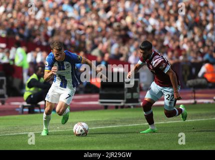 London, Großbritannien. 21. August 2022. Solly March of Brighton & Hove Albion am Ball während des Premier League-Spiels zwischen West Ham United und Brighton und Hove Albion am 21. August 2022 im London Stadium, Queen Elizabeth Olympic Park, London, England. Foto von Joshua Smith. Nur zur redaktionellen Verwendung, Lizenz für kommerzielle Nutzung erforderlich. Keine Verwendung bei Wetten, Spielen oder Veröffentlichungen einzelner Clubs/Vereine/Spieler. Kredit: UK Sports Pics Ltd/Alamy Live Nachrichten Stockfoto