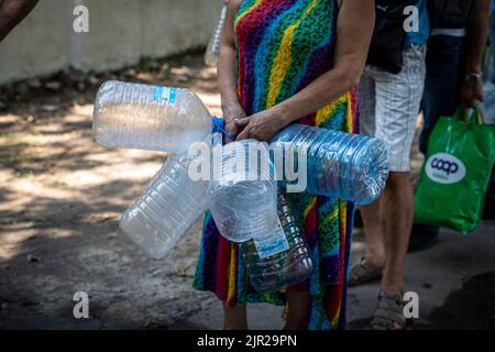 Mykolaiv, Ukraine. 19. August 2022. Eine Frau hält Wasserflaschen, während sie an einer Wasserversorgungsstation auf das Nachfüllen wartet, da der Beschuss die Hauptwasserversorgung in der Stadt Mykolaiv, Ukraine, unterbrochen hat. Mykolaiv, die strategische Stadt der Ukraine auf der Südseite mit Zugang zum Schwarzen Meer und ist eines der wichtigsten Schiffbauzentren, hatte früher eine Bevölkerung von 476.101 (2021 estens.), wurde aber nach der umfassenden Invasion von Russland stark belagert und bombardiert. Als ukrainische Beamte haben Befangenheit behauptet, um ihr Territorium zurückzugewinnen, und eine Gegenoffensive in der durchgeführt Stockfoto