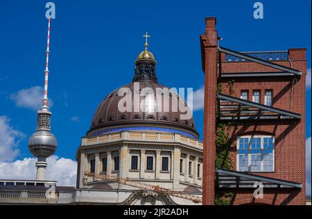 Berlin, Deutschland. 15.. Juli 2022. Das Stadtpalais (M) mit dem Humboldt Forum ist neben dem Fernsehturm (l) am Alexanderplatz und der rekonstruierten Fassadenecke der ehemaligen Schinkel-Bauakademie (r) zu sehen. Die Grundsteinlegung für den Neubau mit drei barocken Fassaden des alten Berliner Stadtpalastes fand am 12. Juni 2013 statt. Das Humboldt Forum wurde am 16.12.2020 eröffnet. Quelle: Soeren Stache/dpa/Alamy Live News Stockfoto