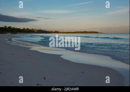 Küstenlinie des Xpu-Ha Strandes in Mexiko bei Sonnenuntergang. Stockfoto