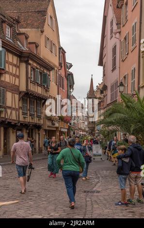 Menschen in einer Fußgängerzone im historischen Zentrum von Colmar, Elsass, Frankreich Stockfoto