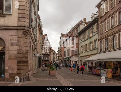 Menschen in einer Fußgängerzone im historischen Zentrum von Colmar, Elsass, Frankreich Stockfoto