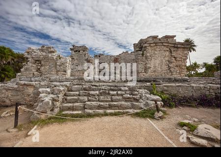 Vorderansicht eines maya-Tempels in tulum ruinas. Stockfoto