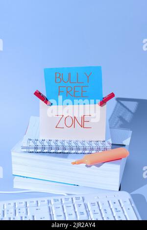 Schild mit der Aufzeigezone „Bully Free Zone“. Konzeptionelles Foto Respekt vor anderen Mobbing ist hier nicht erlaubt wichtige Botschaften, die auf einem Stück Papier präsentiert werden Stockfoto