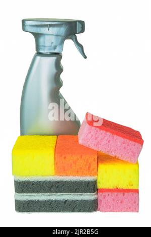Stapel von Reinigungsschwämmen und Flasche mit einem Reinigungsmittel isoliert auf weißem Hintergrund. Servicekonzept und Reinigungszubehör. Stockfoto