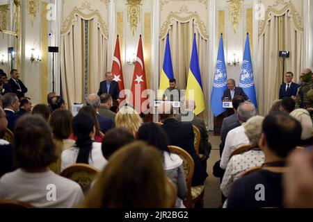 Nicht exklusiv: LVIV, UKRAINE - 18. AUGUST 2022 - Präsident der Republik Turkiye Recep Tayyip Erdogan, Präsident der Ukraine Wolodymyr Zelenskyy A Stockfoto