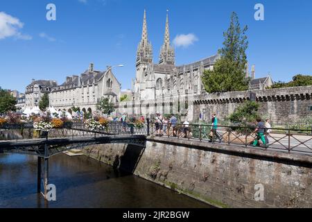 Quimper, Frankreich - Juli 24 2022: Die Phalange d'Arvor-Fußgängerbrücke über den Odet-Fluss vor der St-Corentin-Kathedrale. Stockfoto