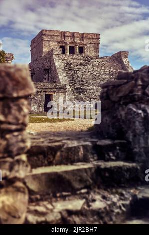 Tempel der Fresken im Maya-Komplex von Tulum, in Mexiko während des Sonnenuntergangs aufgenommen. Vertikale Aufnahme. Stockfoto