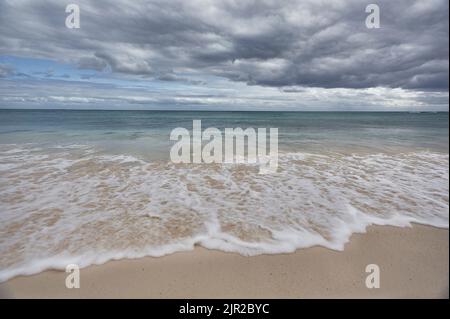 Das karibische Meer unter einem sehr bewölkten Himmel: Die Ruhe vor dem Sturm. Stockfoto