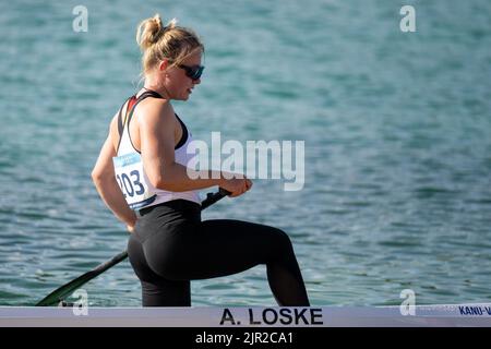 Bayern, Oberschleißheim: 21. August 2022, Kanu: Europameisterschaft, Canadier Single, 5000m, Frauen, Finale, Annika Loske aus Deutschland beim Boat Check. Foto: Ulrich Gamel/Kolbert-Press/dpa Stockfoto